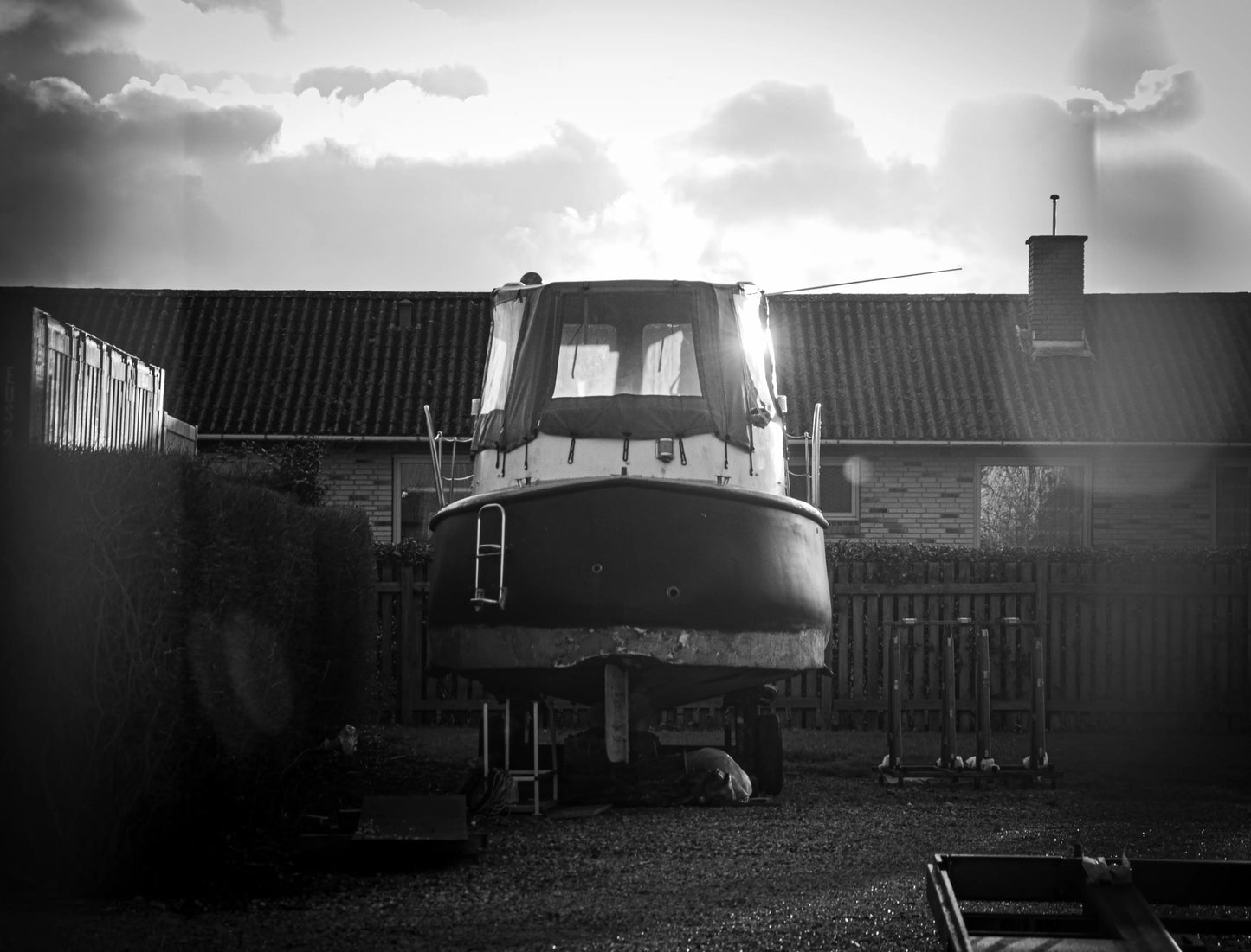 Fotoplakat af båd på land i baggård