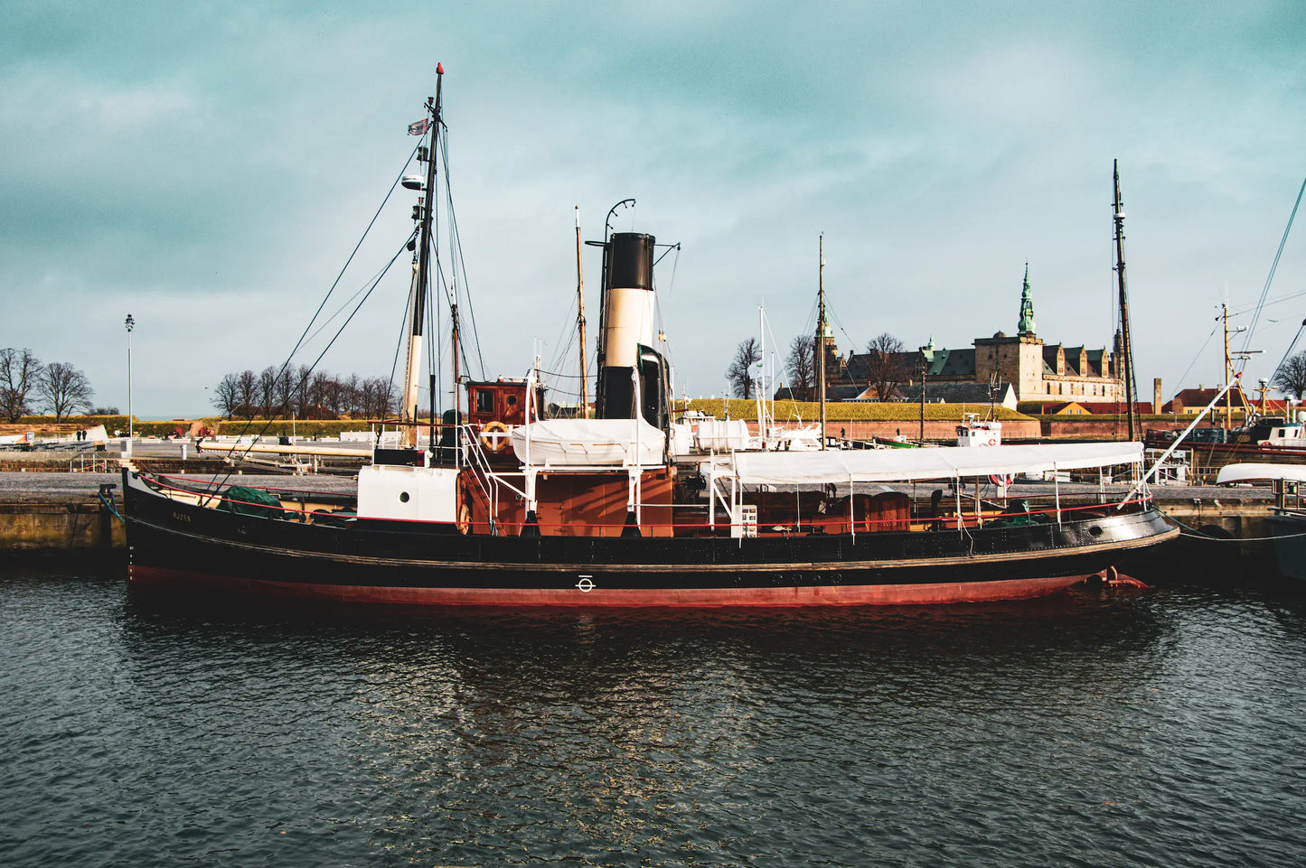 Fotoplakat af havnebåd ved Kronborg