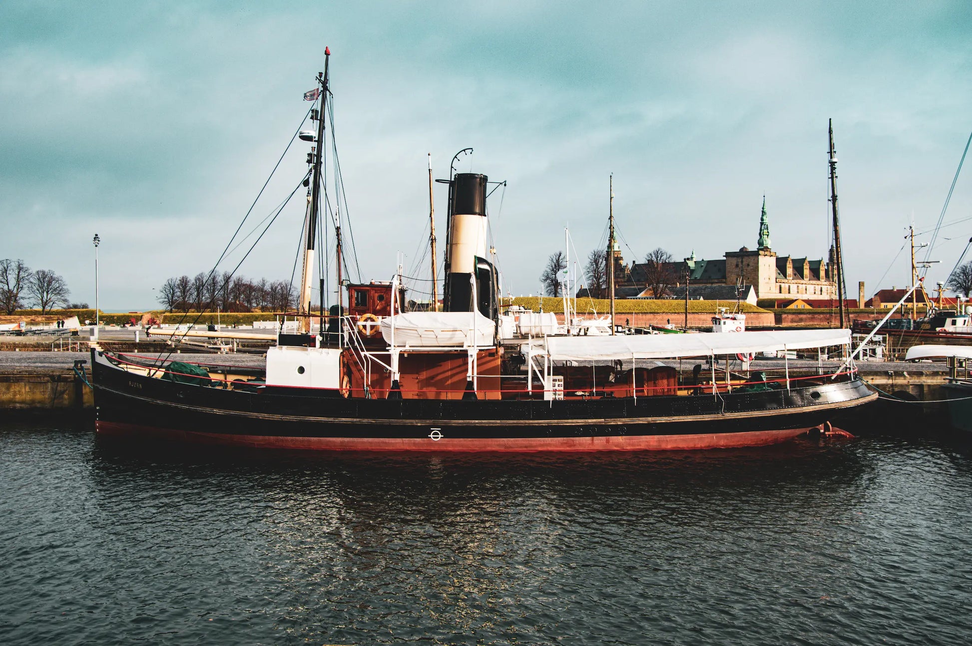 Fotoplakat af havnebåd ved Kronborg