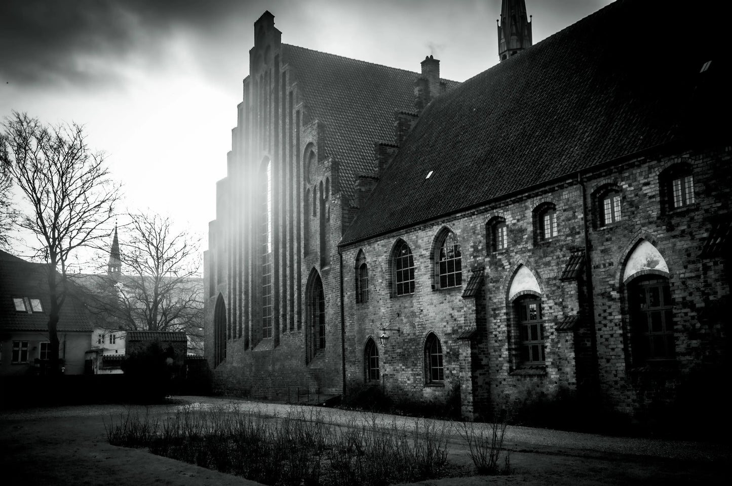 Fotoplakat i sort/hvid af kloster i Helsingør