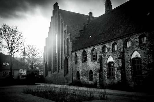 Fotoplakat i sort/hvid af kloster i Helsingør